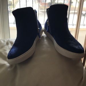 Blue suede ankle sneaker
